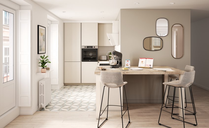 Cocina moderna con muebles blancos, una mesa de cocina de madera clara con taburetes grises
