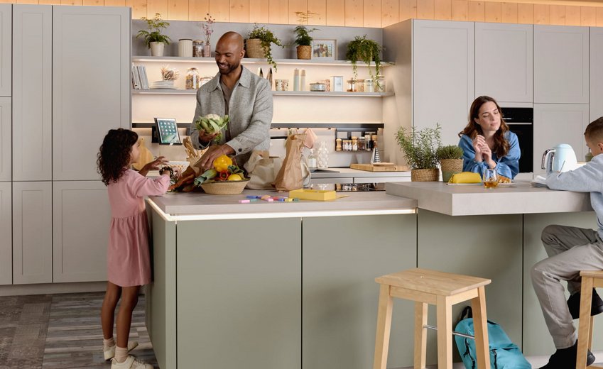 Cocina moderna y luminosa donde una familia comparte un momento cotidiano